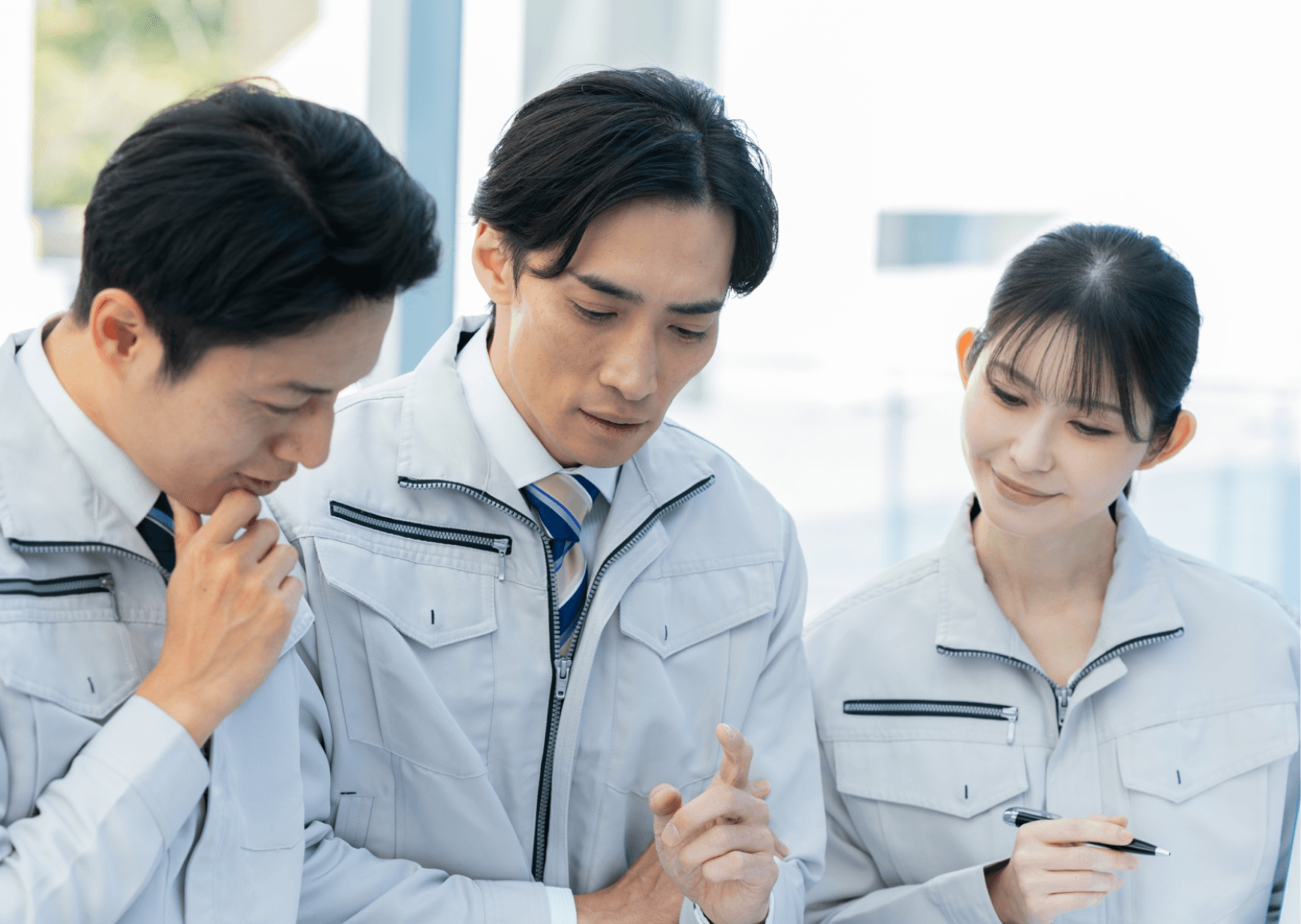 建設現場で働く社員たち